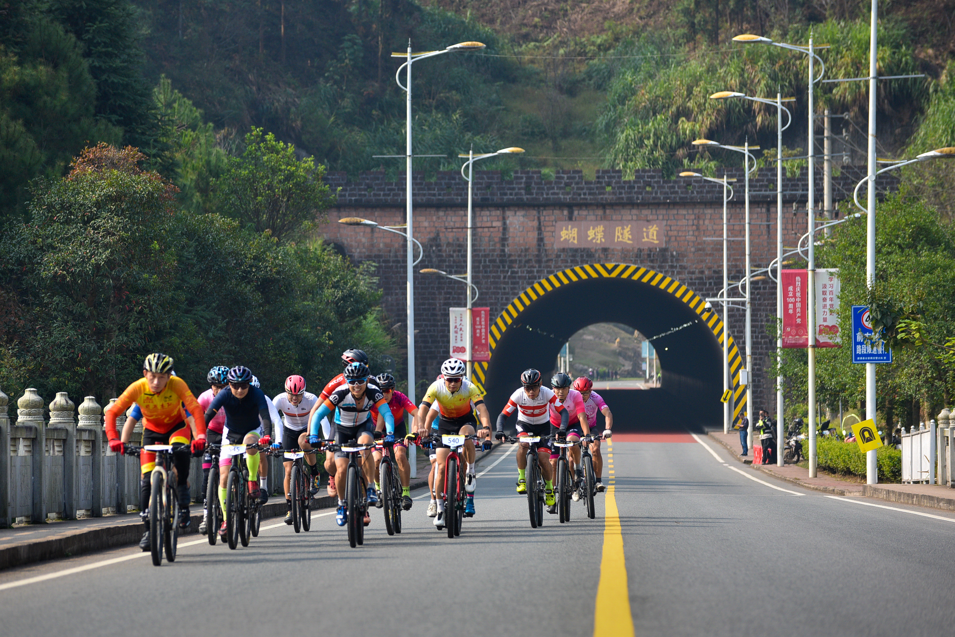 碧水青山勻疊翠 百騎逐云美景隨—2021環(huán)鄱陽湖自行車精英賽撫州資溪站開賽